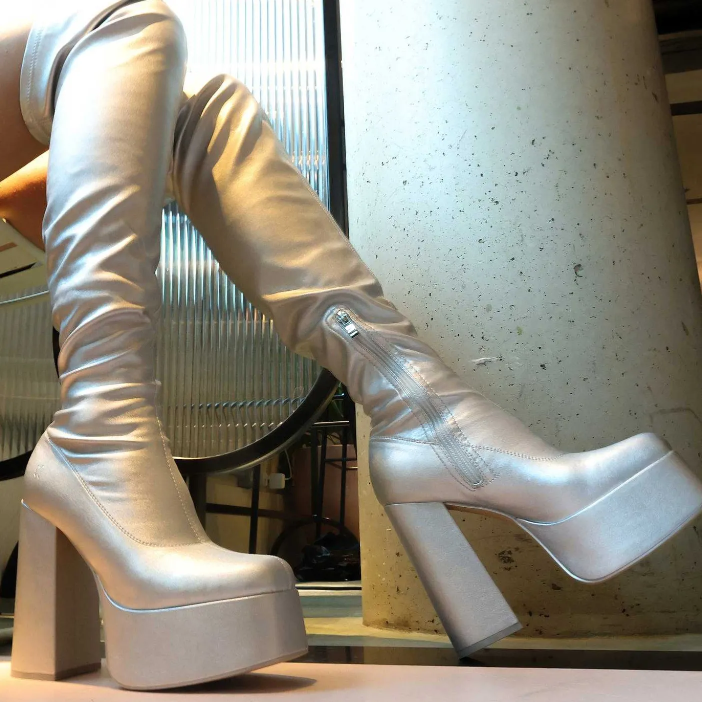 Damskie KOI footwear Dlugi But^Kozaki Za Kolano The Redemption Plus Size - Srebrne